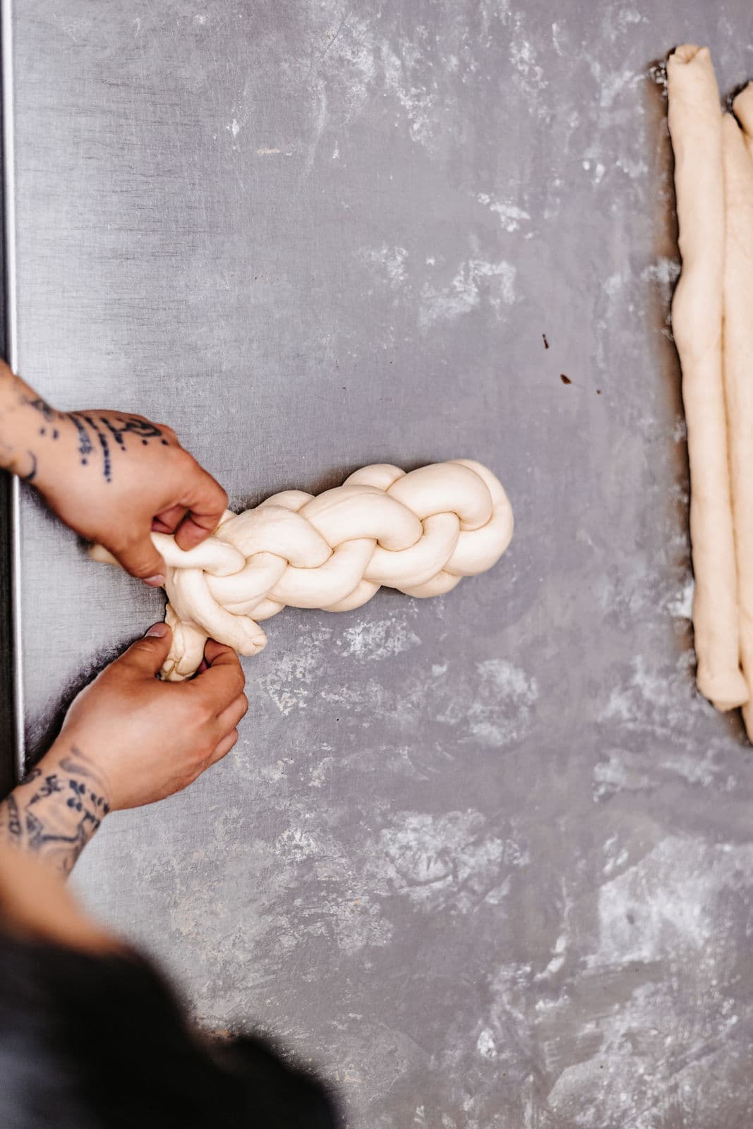 Handwerk in der Backstube von de GrabeBeck: Zopf flechten von Hand